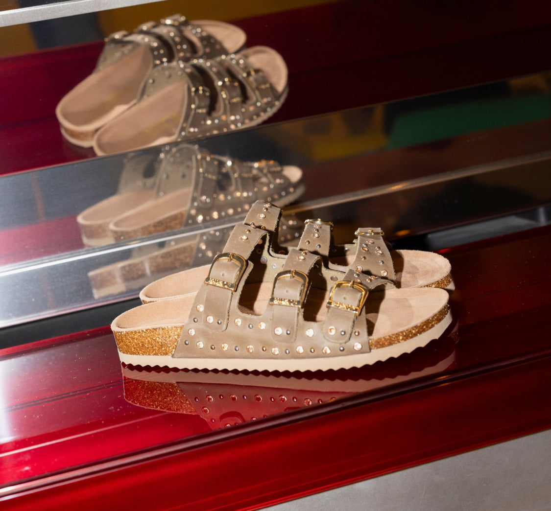 Colors of California SLOFI
NUBUCK SANDAL WITH RHINESTONES
HC.BIO601