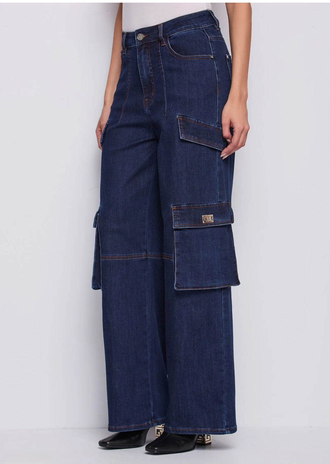 GAUDI WOMEN’s WIDE LEG JEANS WITH CARGO POCKETS 521BD26033