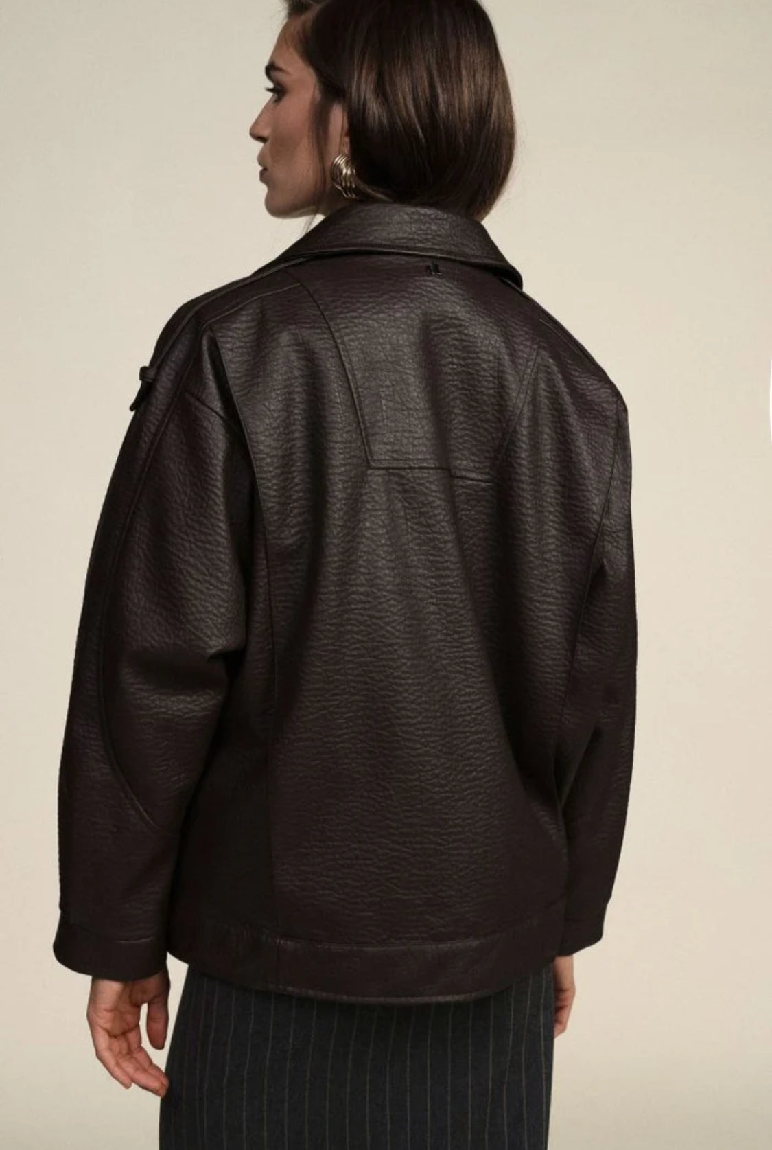 DIXIE SHORT COAT WITH WIDE LAPELS IN CHOCOLATE FAUX LEATHER