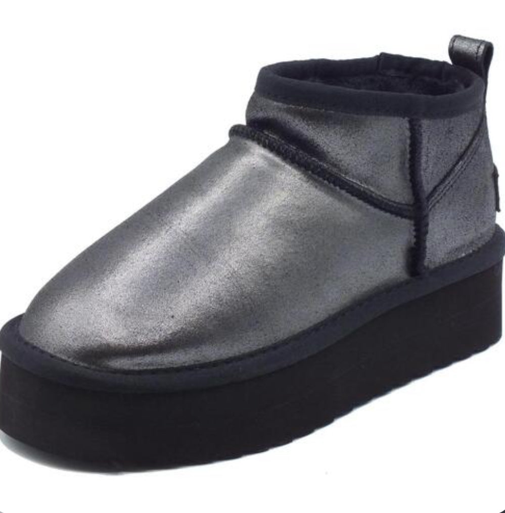 Colors of California Short boot in metal suede