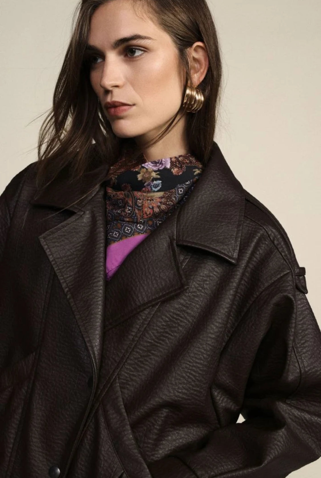 DIXIE SHORT COAT WITH WIDE LAPELS IN CHOCOLATE FAUX LEATHER