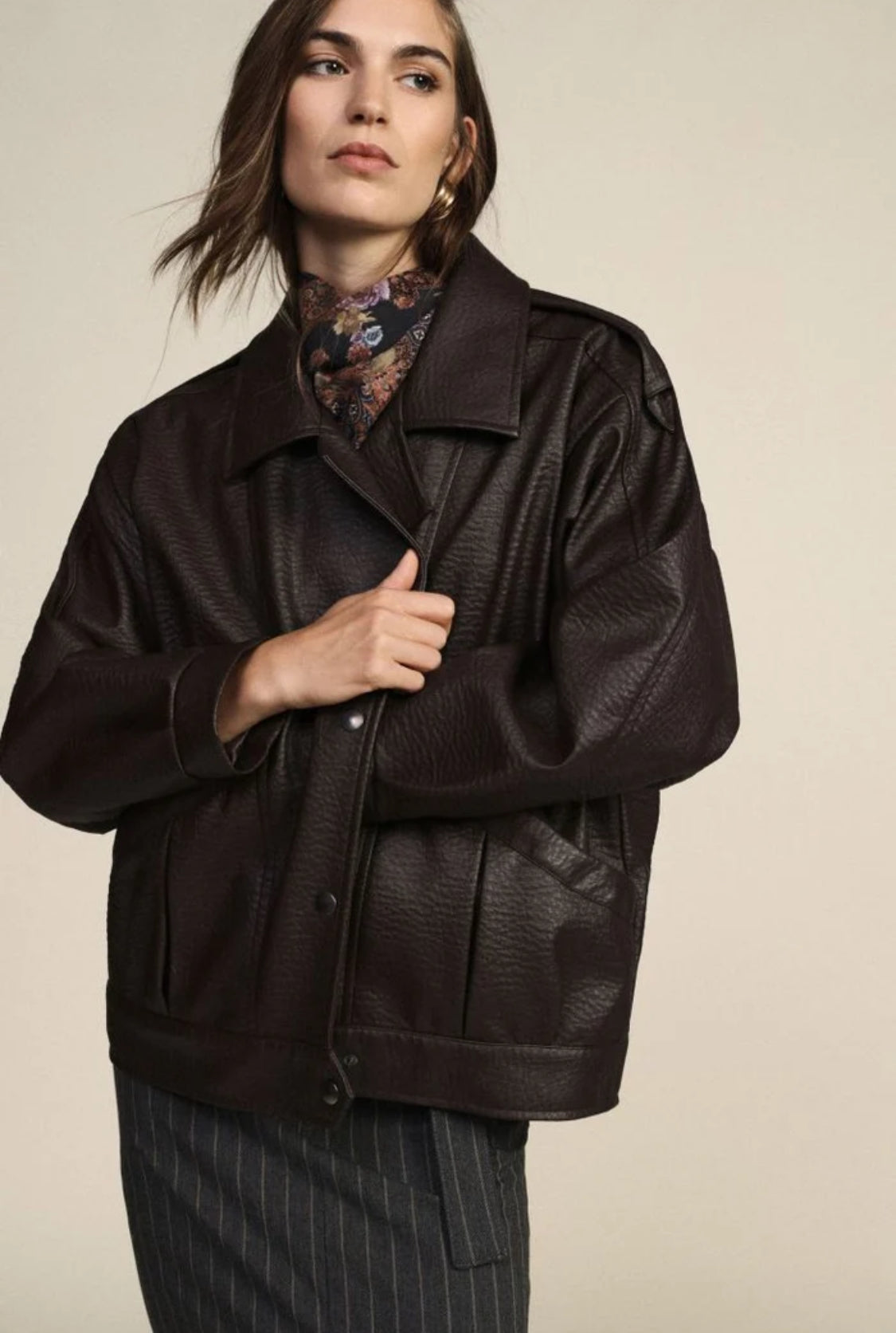 DIXIE SHORT COAT WITH WIDE LAPELS IN CHOCOLATE FAUX LEATHER